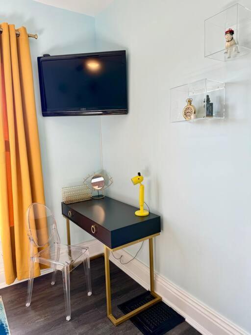 Brand New! Walk To + 12 Mins To Derby! Apartment *